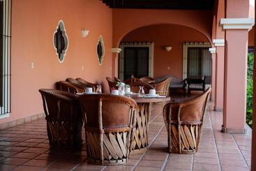 هتل Hacienda Cazadores