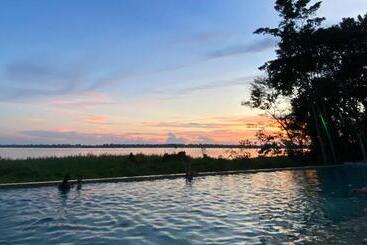 هتل On Vacation Amazon