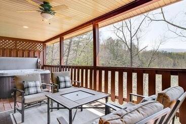 Сельский дом Cozy Sevierville Cabin W/ Hot Tub, Mountain Views!