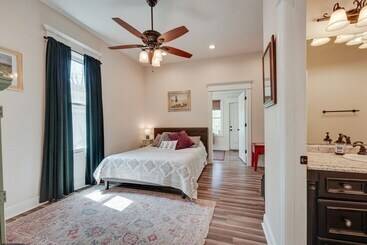 کلبه Springfield Home < 1/2 Mi To Commercial Street!