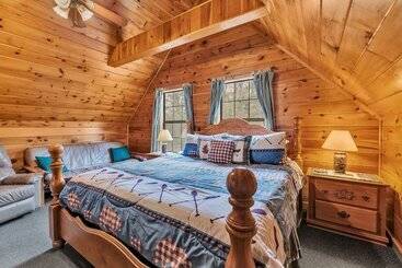 茅舍 Cabin In The Woods W/ Hot Tub & Games!