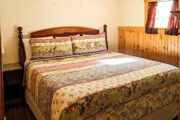 Hinckley's Dreamwood Cottages
