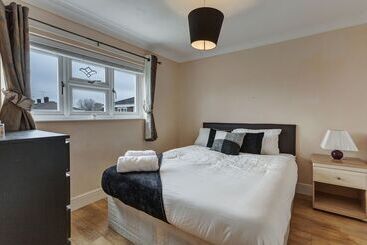 اقامتگاه Impeccable 3 Bed House In Basildon