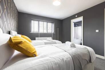 اقامتگاه Large 5 Bed House In Leeds/ Fits 10/free Parking/