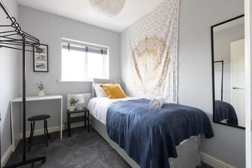 اقامتگاه Large 5 Bed House In Leeds/ Fits 10/free Parking/
