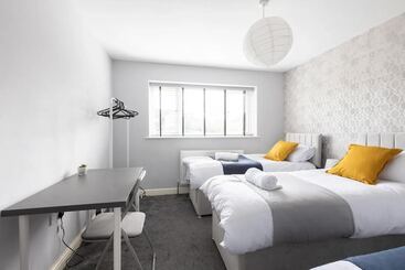 اقامتگاه Large 5 Bed House In Leeds/ Fits 10/free Parking/