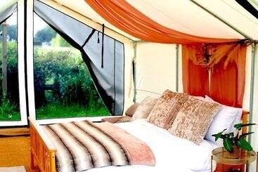 استراحتگاه Bell Tent Village