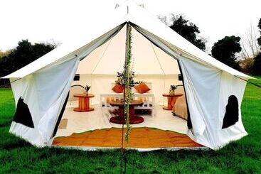 استراحتگاه Bell Tent Village