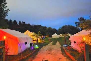 استراحتگاه Bell Tent Village