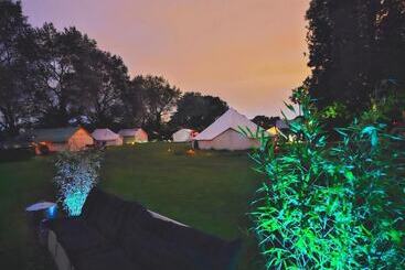 استراحتگاه Bell Tent Village