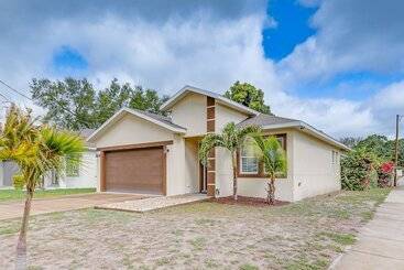 Tampa Home W/ Fire Pit, Grill, Cornhole + More!