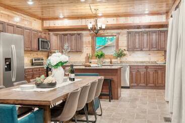 Bluestem By Avantstay Incredible Views W/ Large Balcony & Indoor Pool!
