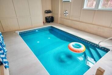 Bluestem By Avantstay Incredible Views W/ Large Balcony & Indoor Pool!