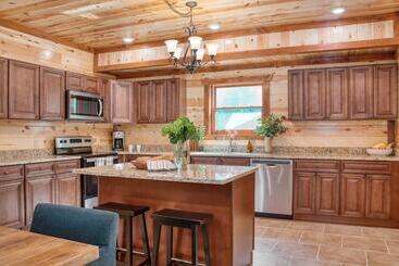 Bluestem By Avantstay Incredible Views W/ Large Balcony & Indoor Pool!