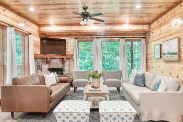 Bluestem By Avantstay Incredible Views W/ Large Balcony & Indoor Pool!