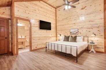 Bluestem By Avantstay Incredible Views W/ Large Balcony & Indoor Pool!