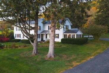 Whitney By Avantstay Private Berkshires Estate