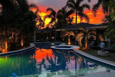 هتل Alona Royal Palm Resort