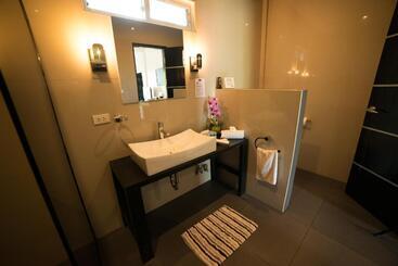هتل Alona Royal Palm Resort