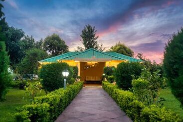 فندق Tusk And Roar Corbett Resort