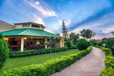酒店 Tusk And Roar Corbett Resort