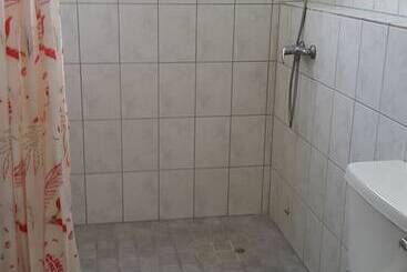 تختخواب و صبحانه Ade's Domicil