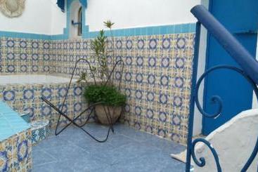 تختخواب و صبحانه Dar Warda