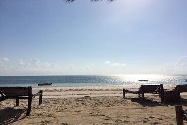 تختخواب و صبحانه Simba Beach Zanzibar