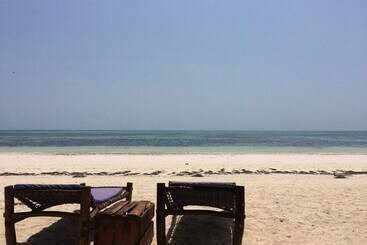 تختخواب و صبحانه Simba Beach Zanzibar
