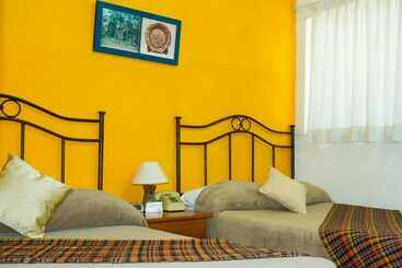 هتل Casa Flores De Tikal