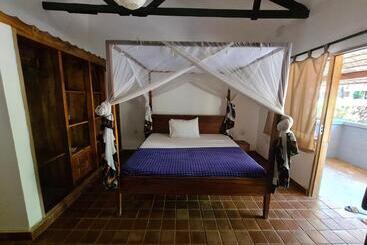 هتل Honey Badger Lodge