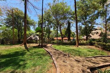 هتل Honey Badger Lodge
