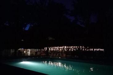 هتل Honey Badger Lodge