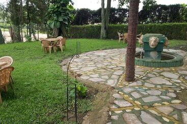 هتل Little Woods Inn