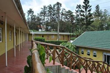هتل Little Woods Inn