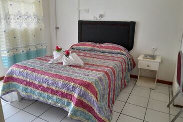 هتل Stephanie S Apartments Ltd