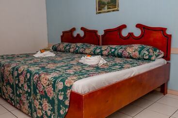 هتل Stephanie S Apartments Ltd