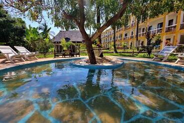 Reef & Beach Resort   Spa Jambiani