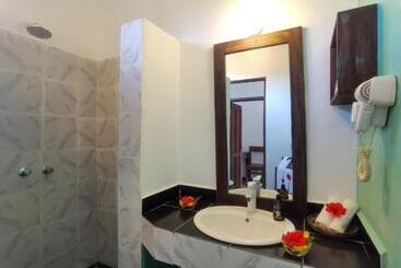 Reef & Beach Resort   Spa Jambiani