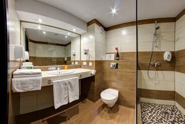 هتل F&b Spa Resort