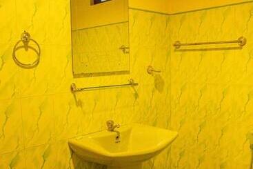 تختخواب و صبحانه Lake Edge Holiday Inn