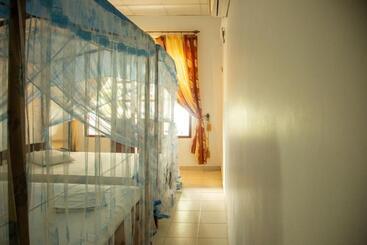 تختخواب و صبحانه Lake Edge Holiday Inn