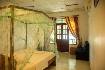 تختخواب و صبحانه Lake Edge Holiday Inn