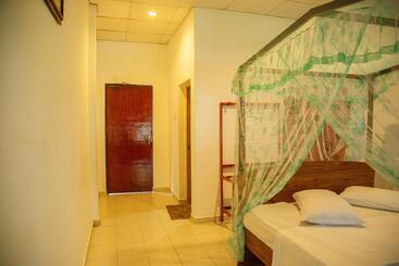 تختخواب و صبحانه Lake Edge Holiday Inn