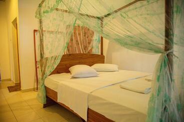 تختخواب و صبحانه Lake Edge Holiday Inn