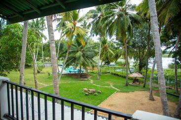 تختخواب و صبحانه Lake Edge Holiday Inn