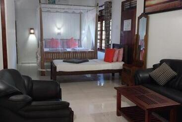هتل Happy Night Holiday Inn