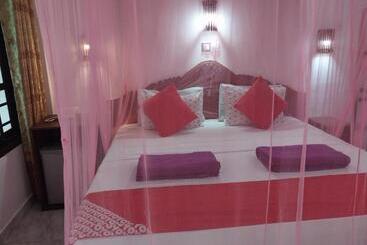 هتل Happy Night Holiday Inn