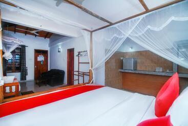 هتل Happy Night Holiday Inn