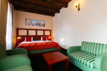 هتل Vivaldi Apartments